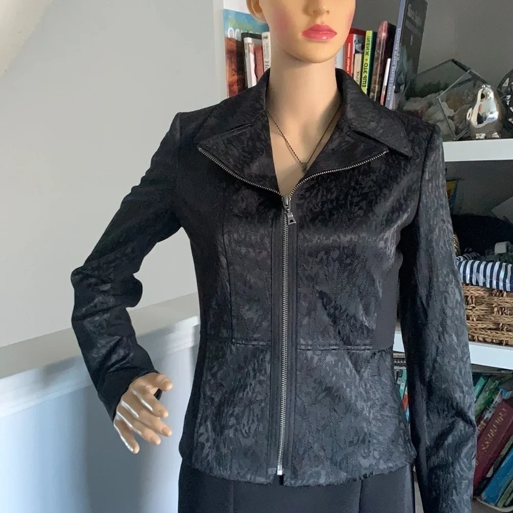 Tahari moto black blazer jacket textured animal print sz 4 zipper classic‎